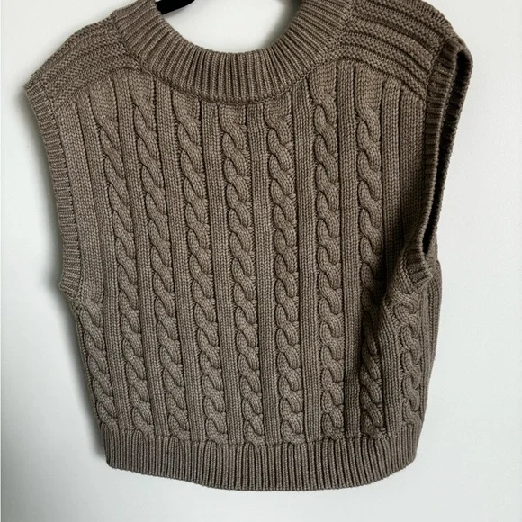 Abercrombie & Fitch Taupe Cable Knit V-Neck Sweater Vest - Picture 3 of 3